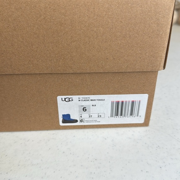 UGG Women's Classic Maxi Toggle Fashion Boot SZ 6 Blue - Picture 13 of 14